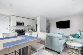Near NYC Luxury modern 1bed apt plus Sofa Bed & Balcony